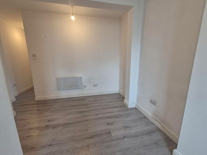1 Bedroom Flat To Rent In Hyde Road, Manchester, M18