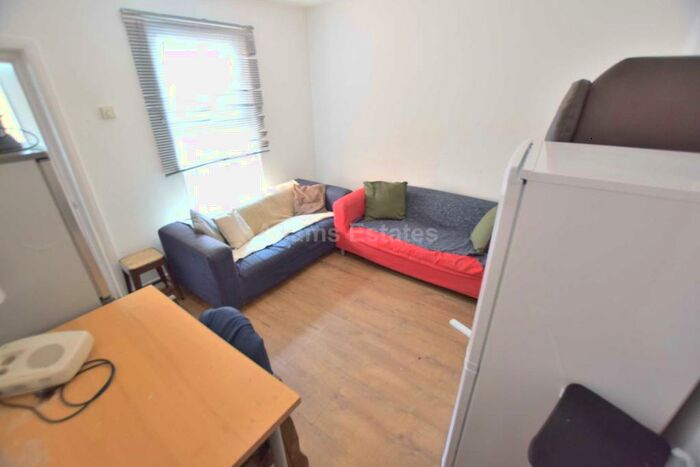 6 Bedroom Terraced House To Rent In Donnington Gardens, Reading, RG1