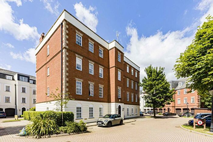 2 Bedroom Flat To Rent In Queens Reach, East Molesey, KT8
