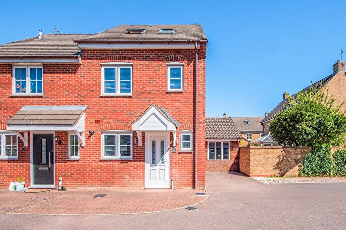 3 Bedroom Semi-Detached House For Sale In Bestwood Close, Desborough, Kettering, NN14