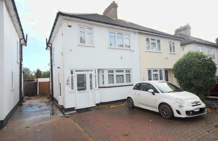 3 Bedroom Semi-Detached House To Rent In The Fairway, Ruislip, HA4