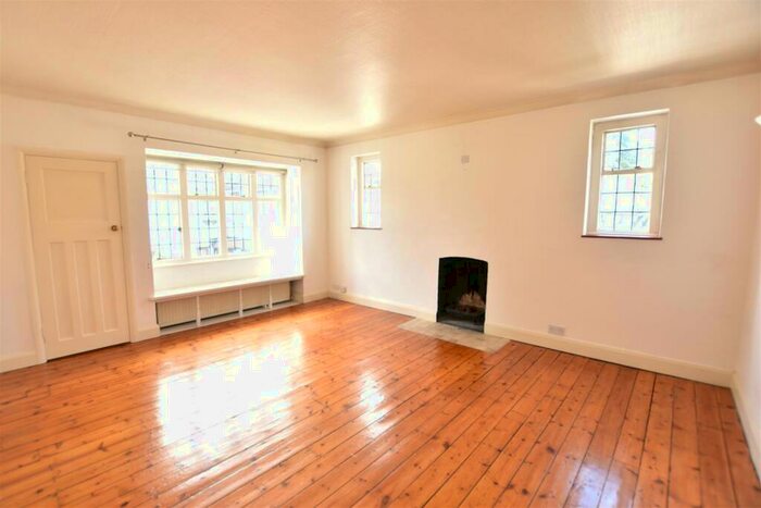2 Bedroom Apartment To Rent In Watts Road, Thames Ditton, KT7