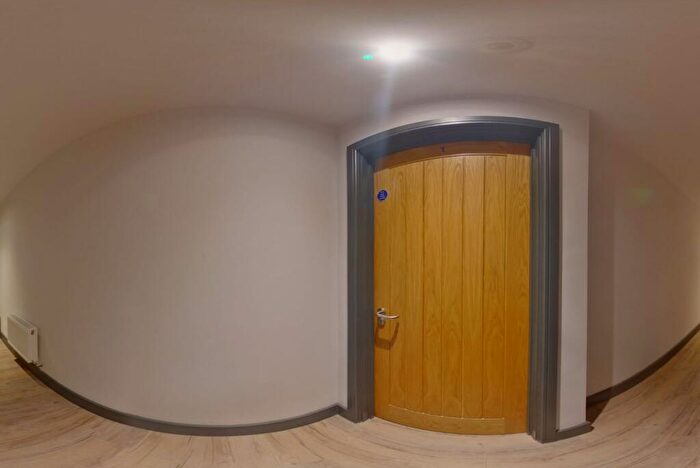 6 Bedroom Apartment To Rent In Hoods Hideout, - Houndsgate, NG1
