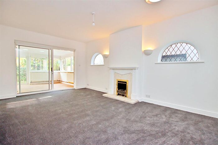 2 Bedroom Bungalow For Sale In Grosvenor Road, Borehamwood, WD6