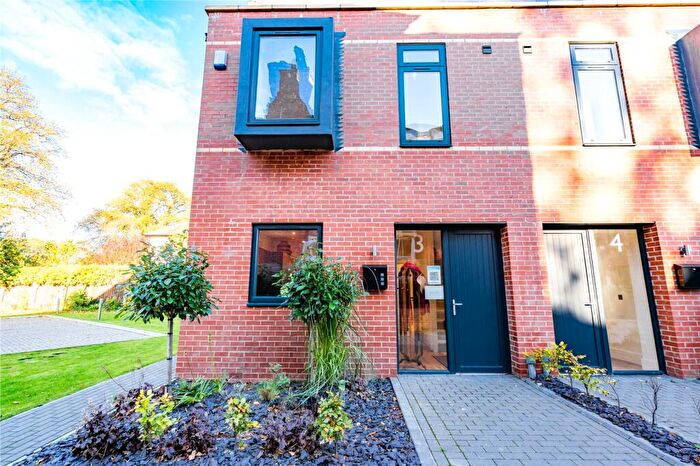 4 Bedroom Semi-Detached House For Sale In Welholme Avenue, Grimsby, DN32