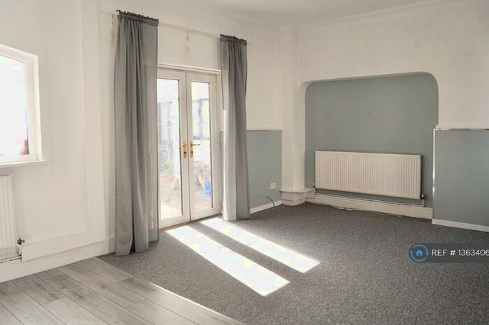 2 Bedroom Flat To Rent In Llys Dol May, Penarth, CF64