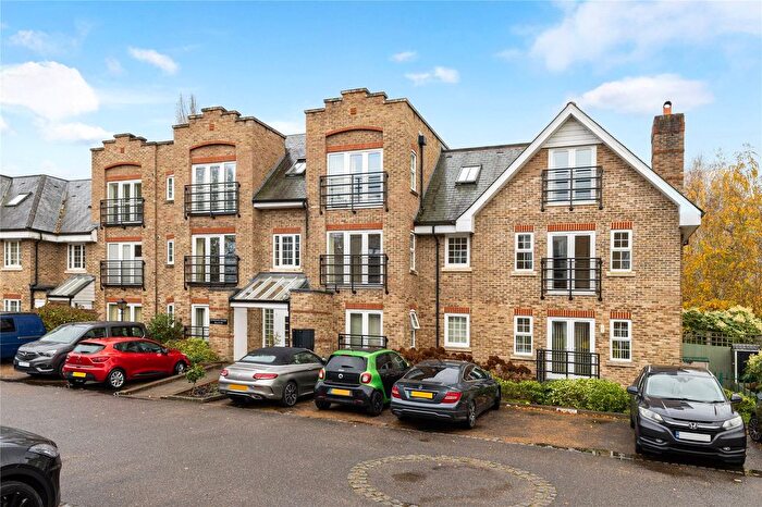 2 Bedroom Flat To Rent In Dowgate House, Whittets Ait, Weybridge, KT13
