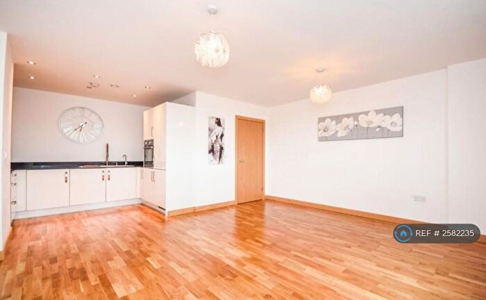 2 Bedroom Flat To Rent In Highbanks, Southend-On-Sea, SS1