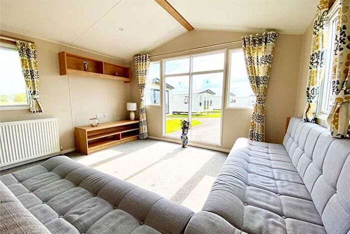 2 Bedroom Park Home For Sale In Sleaford Road, Tattershall, Lincoln, LN4
