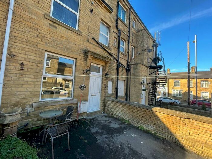 2 Bedroom Apartment To Rent In Dawson Street, Bradford, BD10