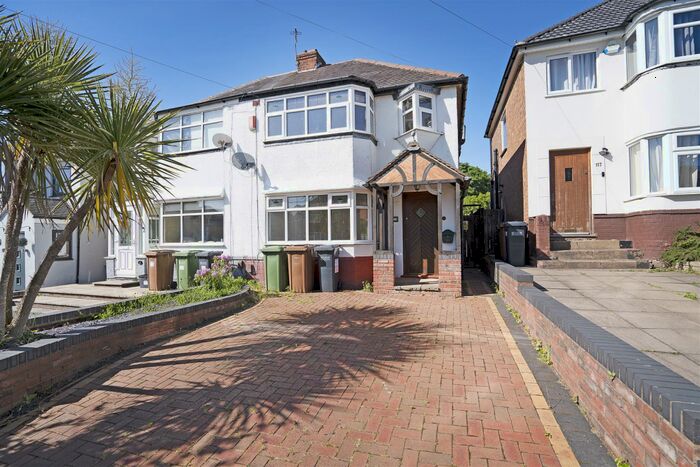 3 Bedroom Semi-Detached House To Rent In Pierce Avenue, Solihull, B92