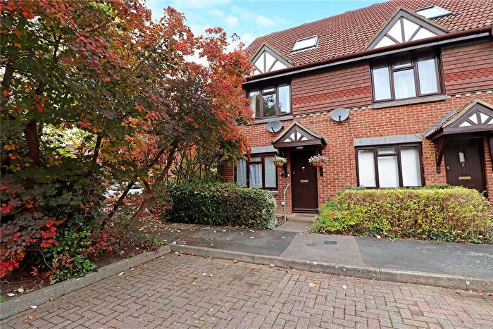 1 Bedroom Maisonette For Sale In Oriental Road, Woking, Surrey, GU22