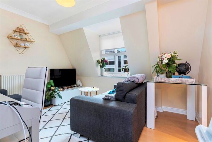 1 Bedroom Flat To Rent In Haywards Place, - St John's Street, London, EC1R