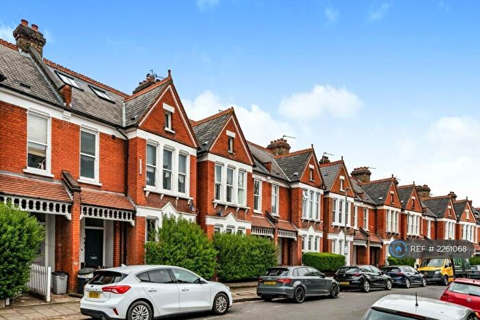 3 Bedroom Flat To Rent In Yukon Road, London, SW12