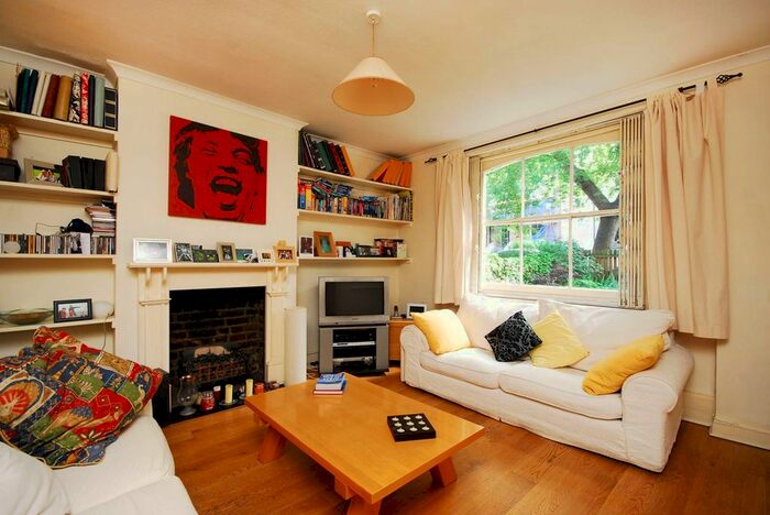 2 Bedroom Flat To Rent In Coningham Road, Shepherd's Bush, London, W12