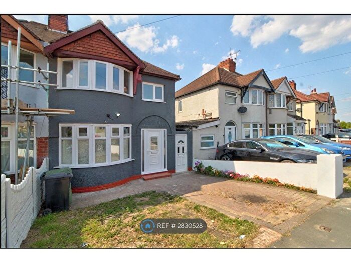 4 Bedroom Semi Detached House To Rent In Stourbridge Road, Dudley, DY1