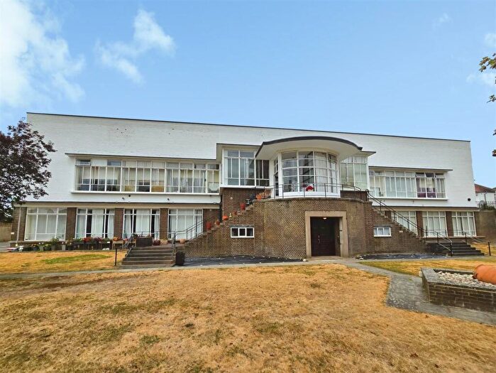 2 Bedroom Flat For Sale In Lime Grove, Rushden, Northants, NN10
