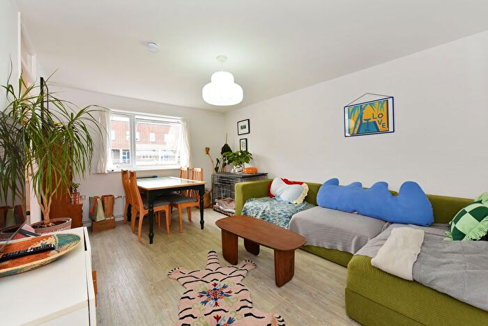 2 Bedroom Flat To Rent In Park Close, London, E9
