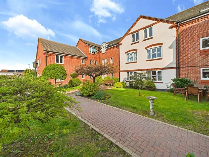 2 Bedroom Flat For Sale In Sarisbury Gate, Dove Gardens, Park Gate, SO31