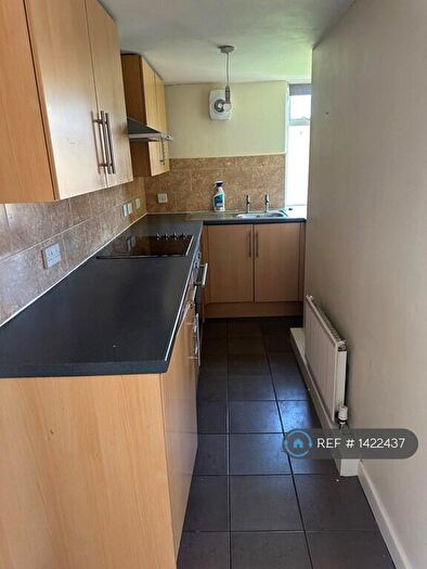 2 Bedroom Flat To Rent In Range Lane, Halifax, HX3