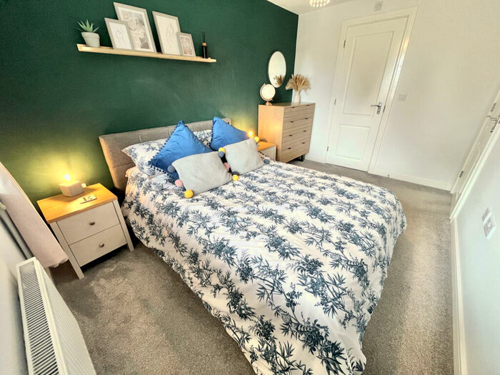 3 Bedroom End Of Terrace House For Sale In Duncan Drive, GL15