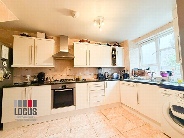3 Bedroom Flat To Rent In Richmond Road, London Fields, E8