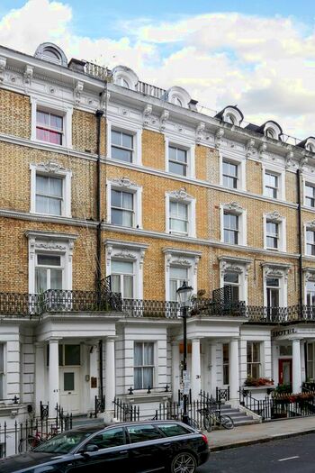 2 Bedroom Flat To Rent In Hogarth Road, London, SW5