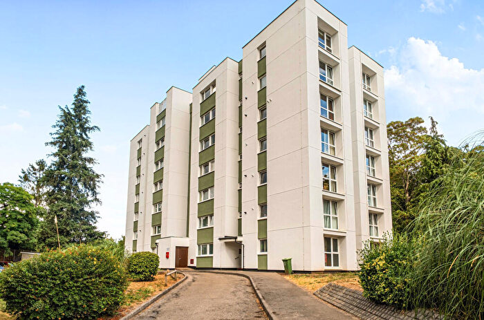 2 Bedroom Apartment For Sale In Manor Court, Weybridge, Surrey, KT13