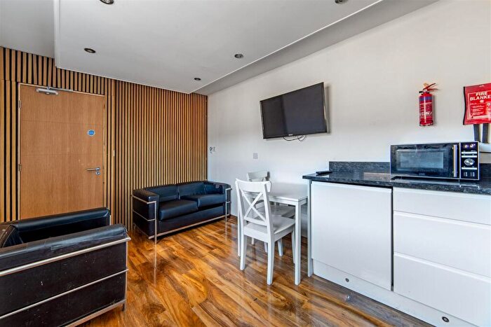 3 Bedroom Apartment To Rent In £pppw, Falconar Court, City Centre, NE1