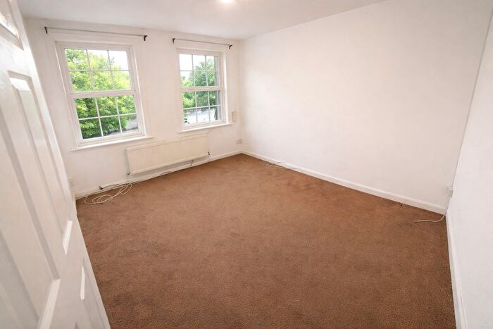 2 Bedroom Flat To Rent In Crescent Parade, Uxbridge, London, UB10