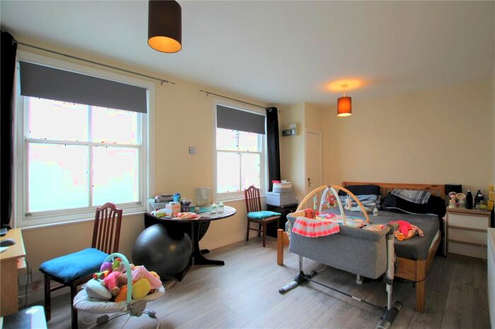 1 Bedroom Flat To Rent In The Paragon, - Brunswick Road, Worthing, West Sussex, BN11