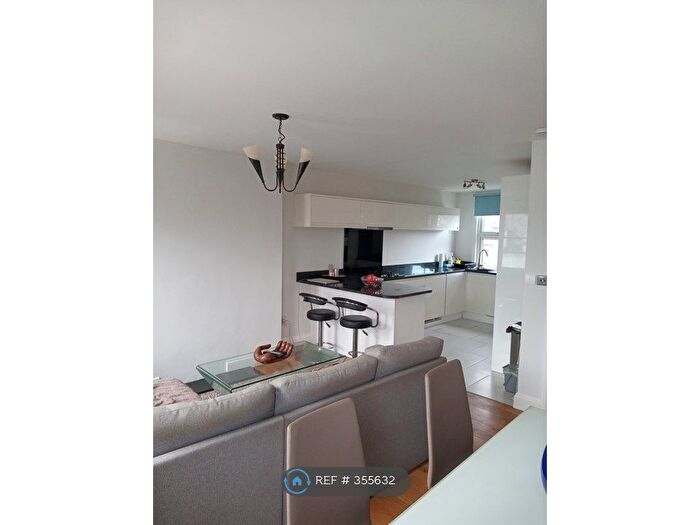 4 Bedroom Flat To Rent In London, London, SW6