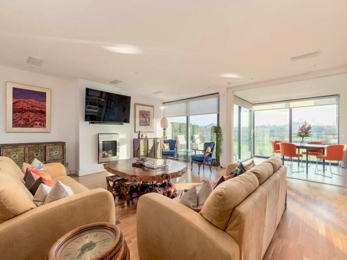 3 Bedroom Flat To Rent In Kinnear Road, Inverleith, Edinburgh, EH3