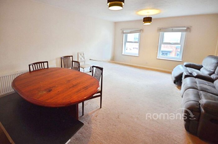 3 Bedroom Flat To Rent In High Street, Burnham, Slough, SL1