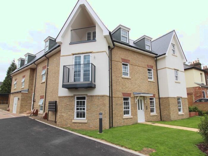 2 Bedroom Flat To Rent In Crescent Road, Warley, Brentwood, CM14