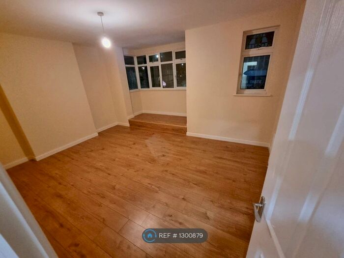 2 Bedroom Flat To Rent In London Road, Westcliff-On-Sea SS0
