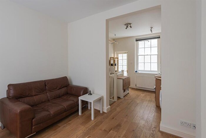 1 Bedroom Flat To Rent In Middle Street, West Smithfield, London, EC1A