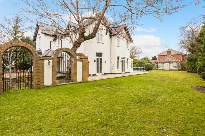 4 Bedroom Detached House To Rent In Ashley Road, Walton-On-Thames, KT12