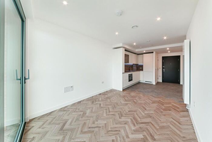 1 Bedroom Apartment To Rent In Skyline Apartments, Three Waters, London, E14
