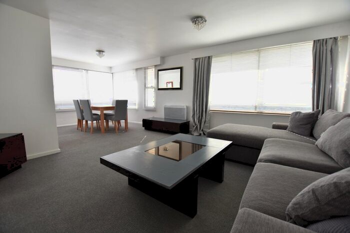 3 Bedroom Flat To Rent In The Mall, Bromley, BR1