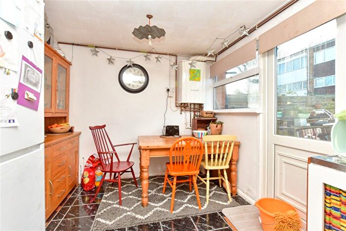 3 Bedroom Town House For Sale In All Saints Road, Sittingbourne, Kent, ME10