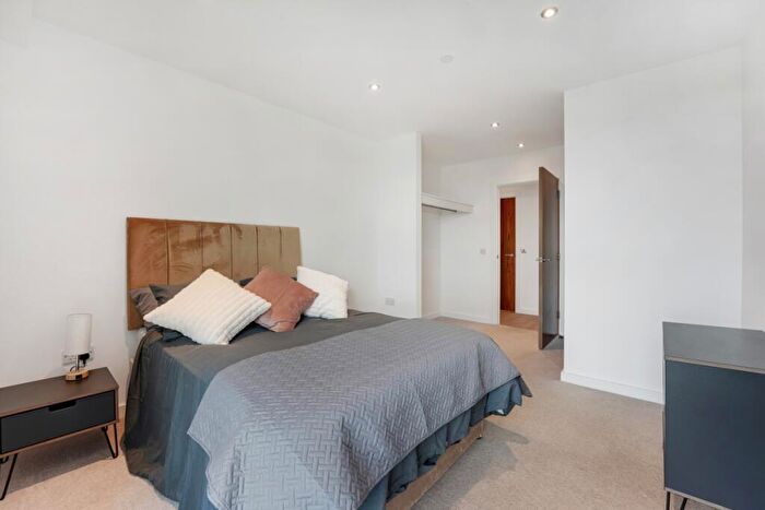 3 Bedroom Flat To Rent In Sutton Court Road, Sutton, SM1