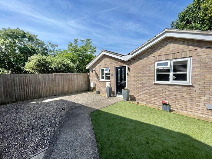 2 Bedroom Semi-Detached Bungalow For Sale In Modern Beds Bath, Burnham, SL1