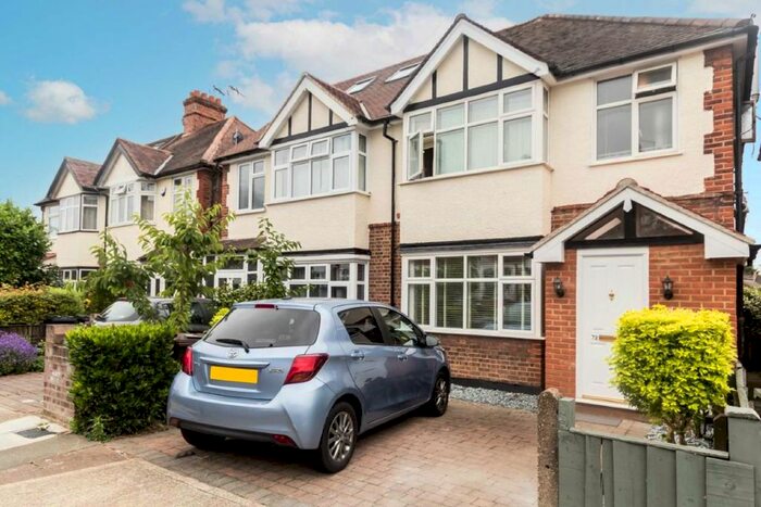 3 Bedroom Property To Rent In Hartham Road, Isleworth, TW7