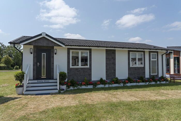 2 Bedroom Park Home For Sale In The Grange Moorbarns Lane, Lutterworth, LE17