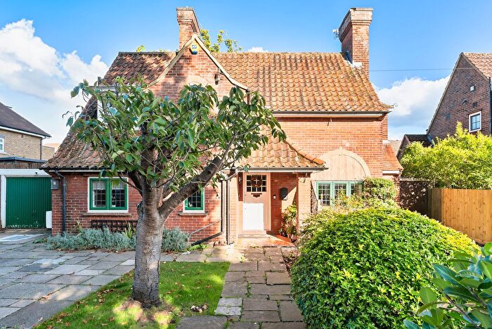 3 Bedroom Detached House For Sale In Manygate Lane, Shepperton, TW17