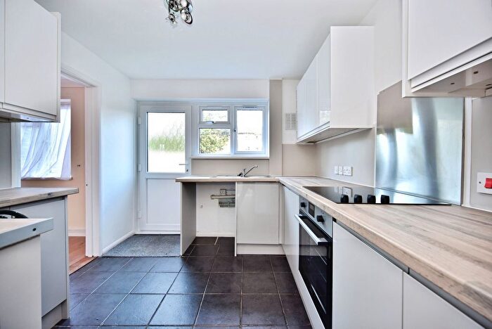 3 Bedroom End Of Terrace House For Sale In Highland Road, Maidstone, Kent, ME15 - Photo 3