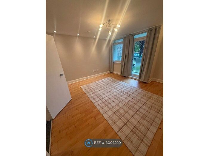3 Bedroom Flat To Rent In Merchiston Gardens, Edinburgh, EH10