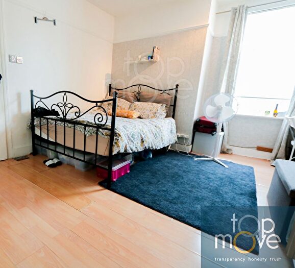 3 Bedroom Flat To Rent In Dovet Court, Mursell Estate, London, SW8