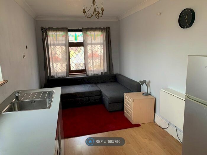Studio To Rent In Worcester Gardens, Ilford, IG1